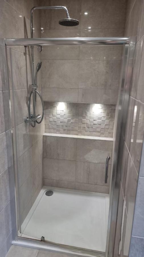 Jasmin Apartments - Luxury 1 & 2 Bedroom Units With Free Parking بوشي المظهر الخارجي الصورة